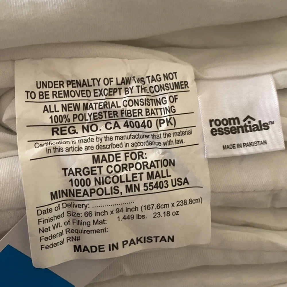 Room essentials white comforter twin xl BNWT